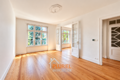 Intérieur lumineux aux parquets chaleureux