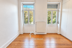 Intérieur lumineux avec fenêtres et radiateur