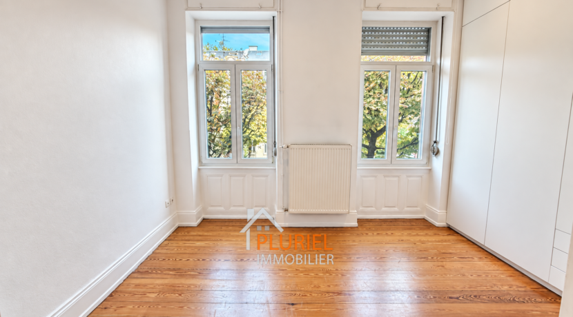 Intérieur lumineux avec fenêtres et radiateur
