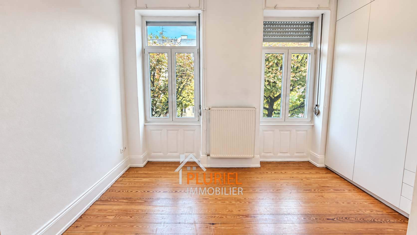 Intérieur lumineux avec fenêtres et radiateur