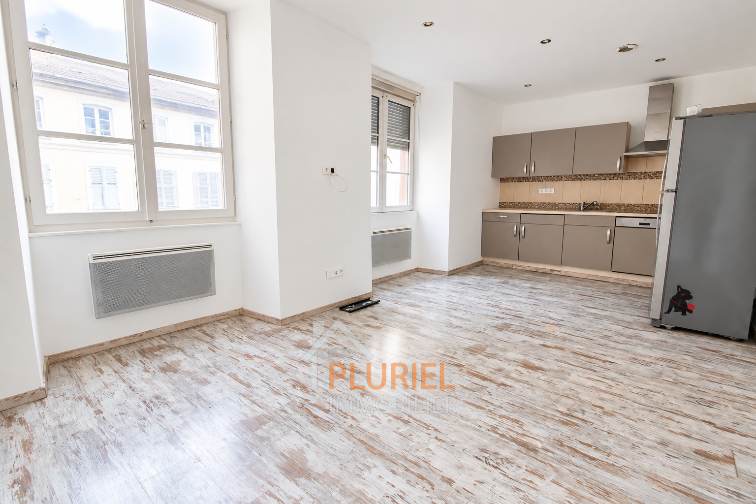 Intérieur lumineux d’appartement moderne
