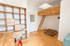 Intérieur minimaliste avec mezzanine en bois