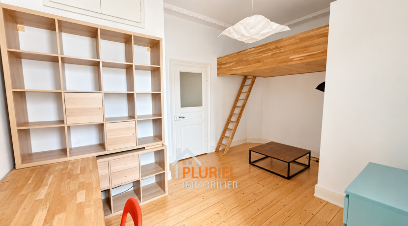 Intérieur minimaliste avec mezzanine en bois