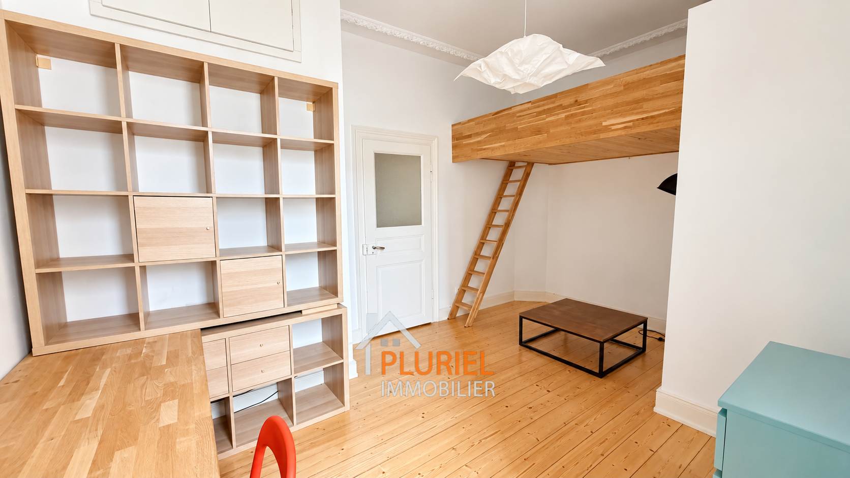 Intérieur minimaliste avec mezzanine en bois
