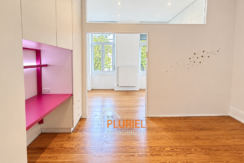 Intérieur moderne aux accents roses