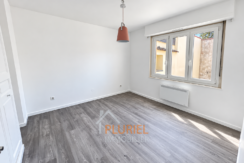 Intérieur moderne avec fenêtre et suspension