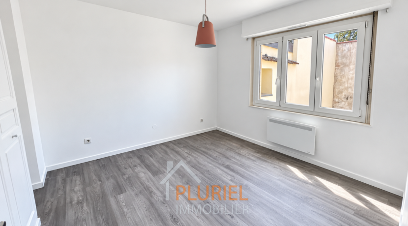 Intérieur moderne avec fenêtre et suspension