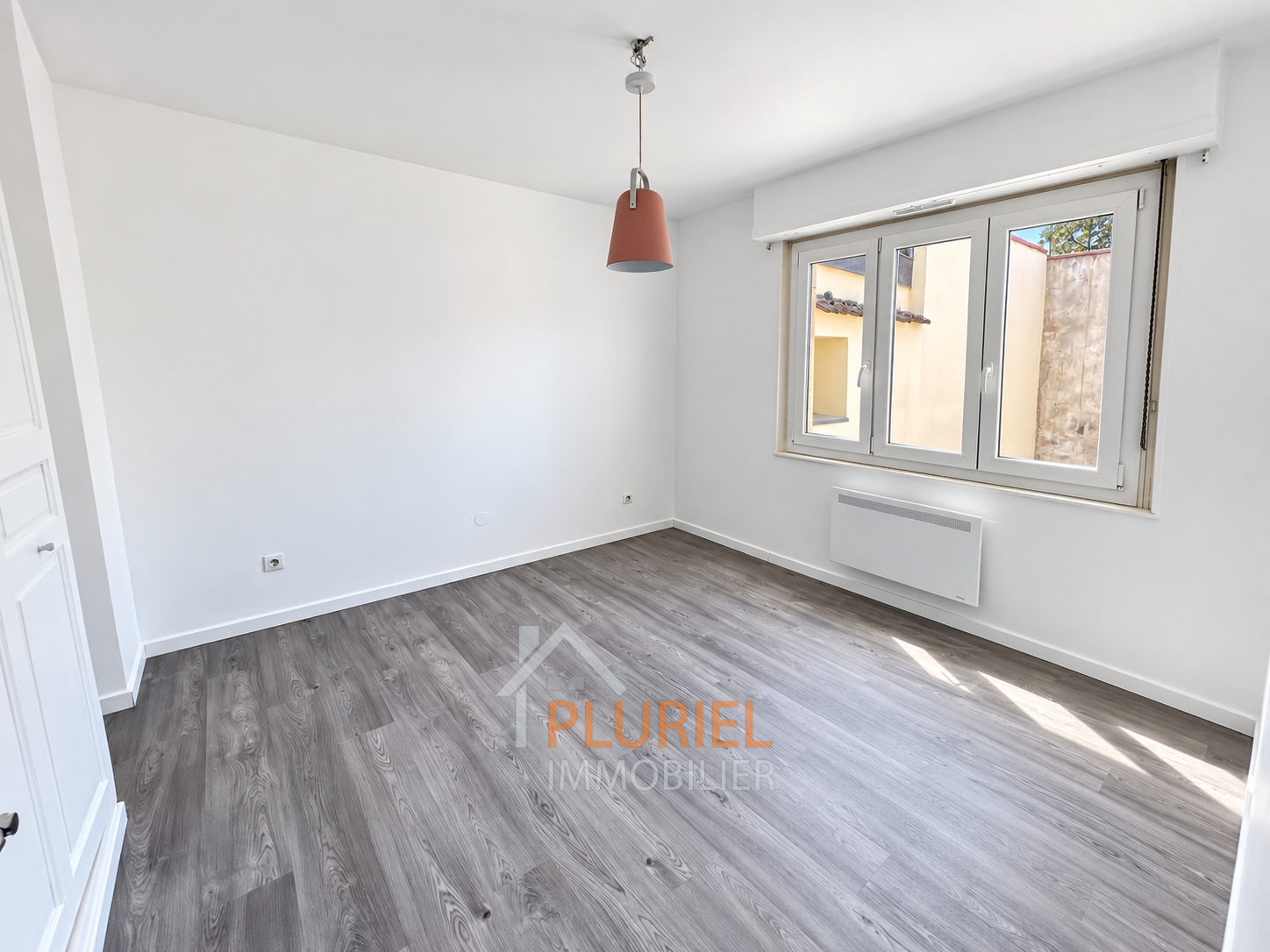 Intérieur moderne avec fenêtre et suspension