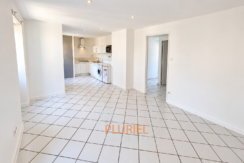 Intérieur moderne lumineux avec cuisine ouverte