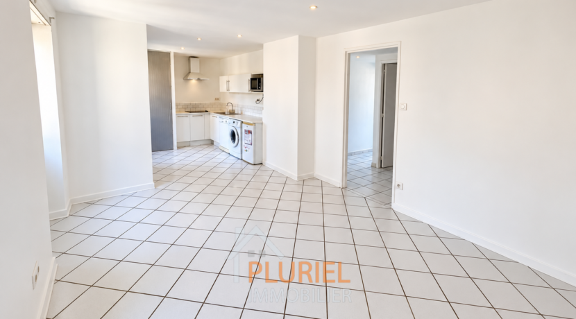 Intérieur moderne lumineux avec cuisine ouverte
