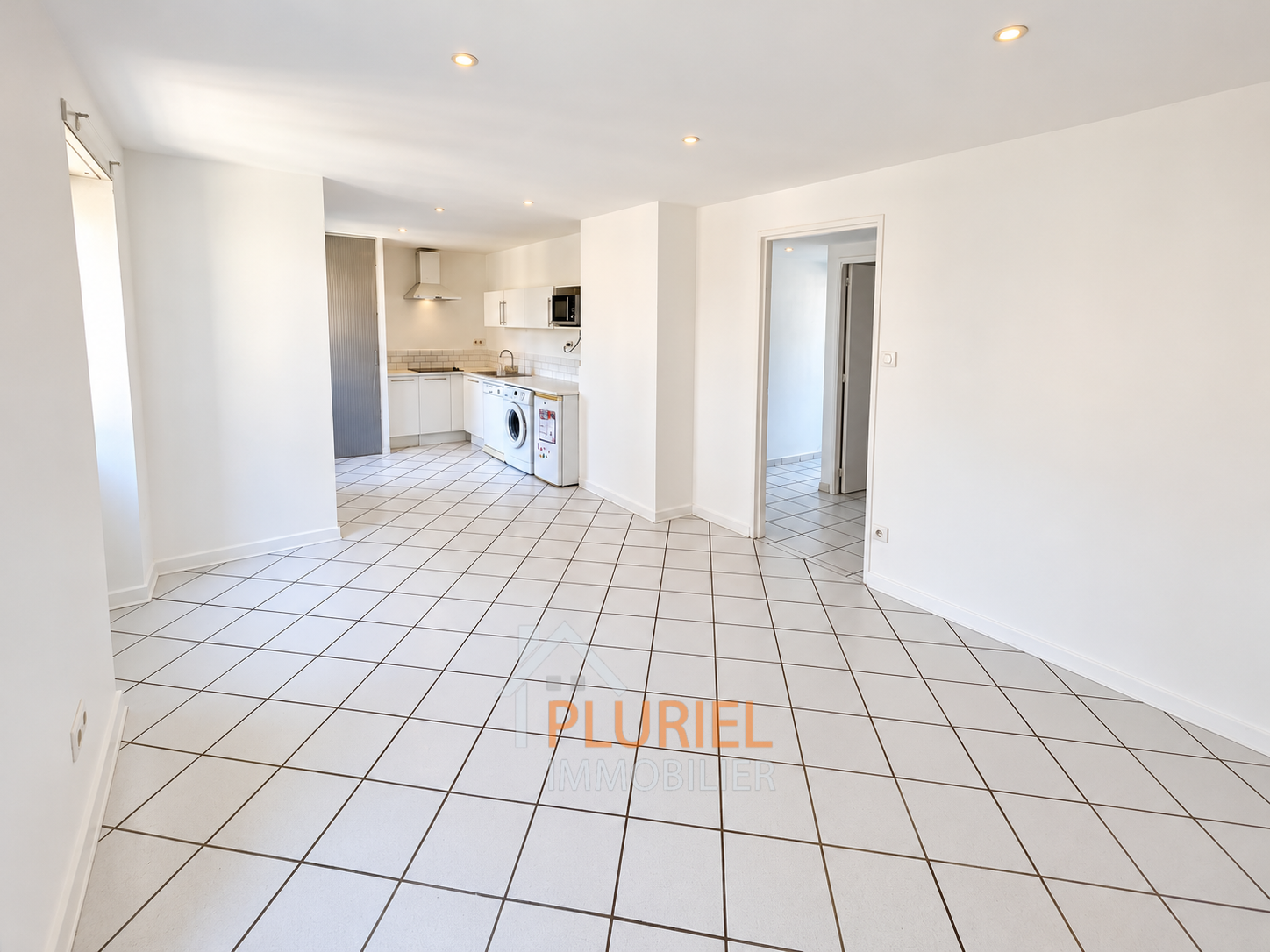 Intérieur moderne lumineux avec cuisine ouverte