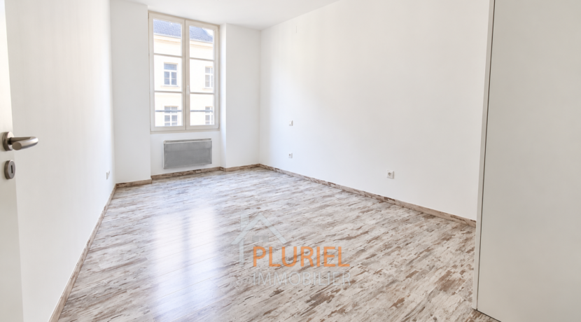 Intérieur moderne lumineux et vide