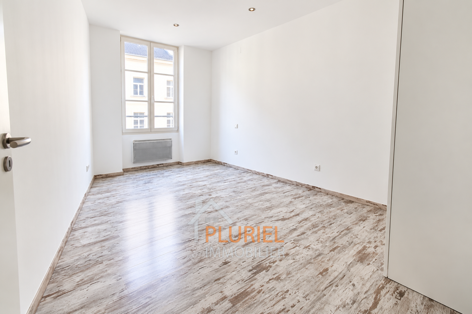 Intérieur moderne lumineux et vide