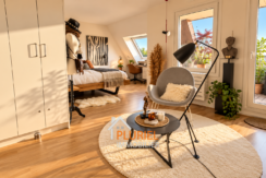 Intérieur scandinave baigné de soleil