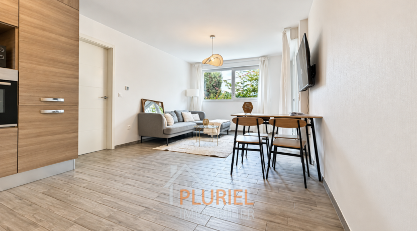 Intérieur scandinave lumineux et chaleureux
