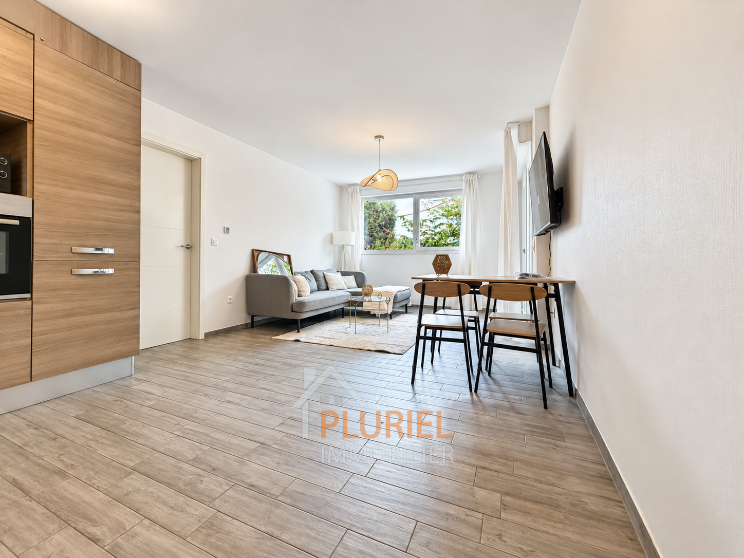 Intérieur scandinave lumineux et chaleureux