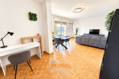 Intérieur scandinave lumineux et contemporain