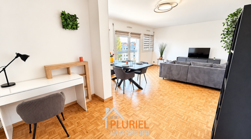 Intérieur scandinave lumineux et contemporain