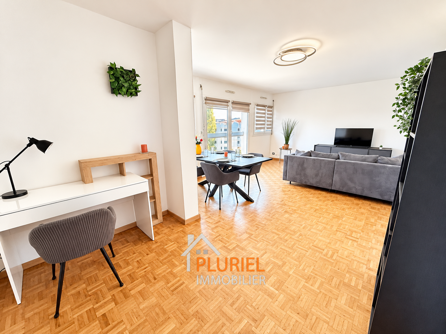 Intérieur scandinave lumineux et contemporain
