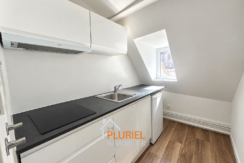 Kitchenette mansardée moderne et lumineuse