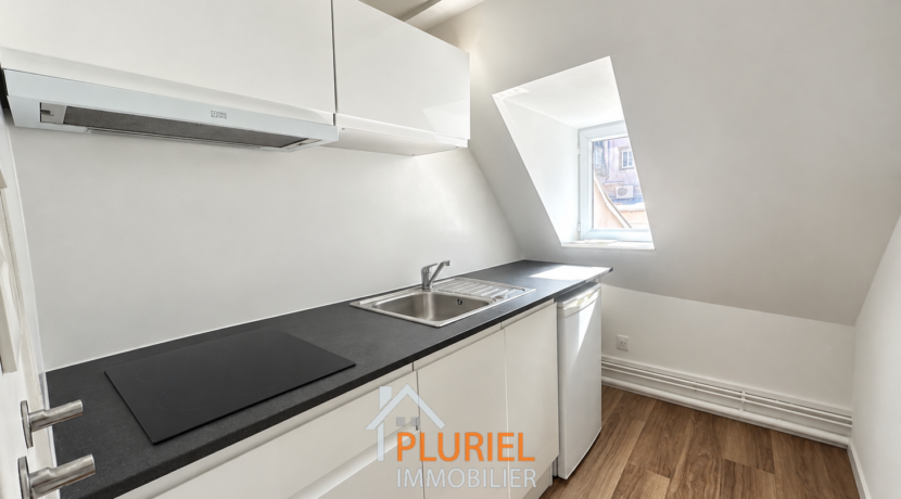 Kitchenette mansardée moderne et lumineuse