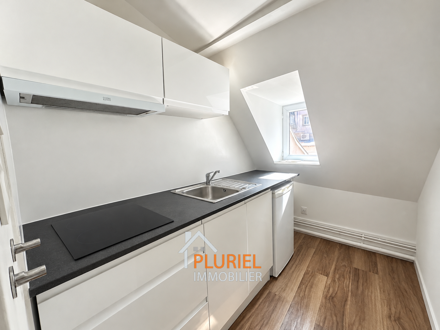 Kitchenette mansardée moderne et lumineuse
