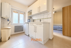 Kitchenette moderne avec chambre attenante