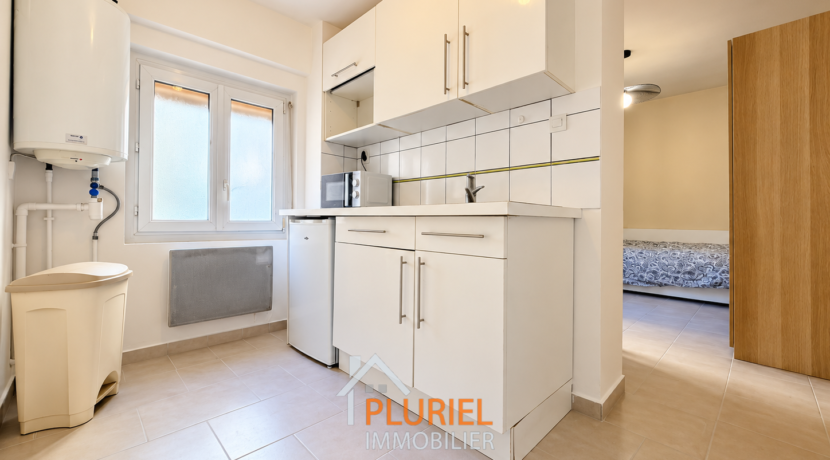 Kitchenette moderne avec chambre attenante