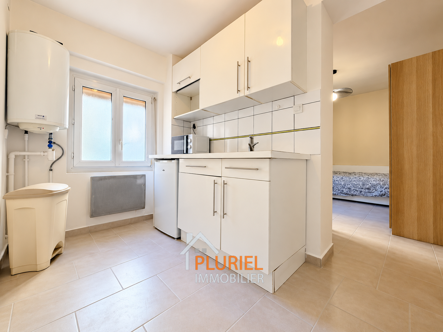 Kitchenette moderne avec chambre attenante