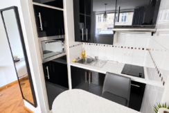 Kitchenette moderne noire et blanche