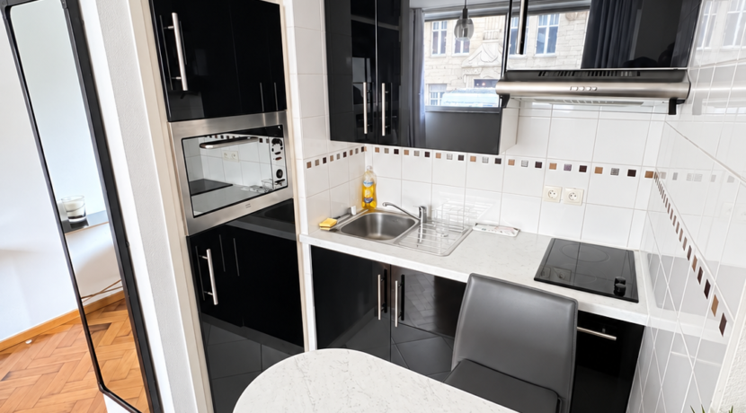 Kitchenette moderne noire et blanche