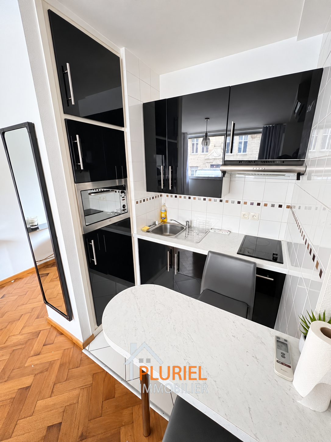 Kitchenette moderne noire et blanche