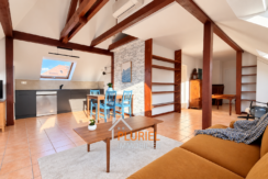 Loft mansardé chaleureux et lumineux
