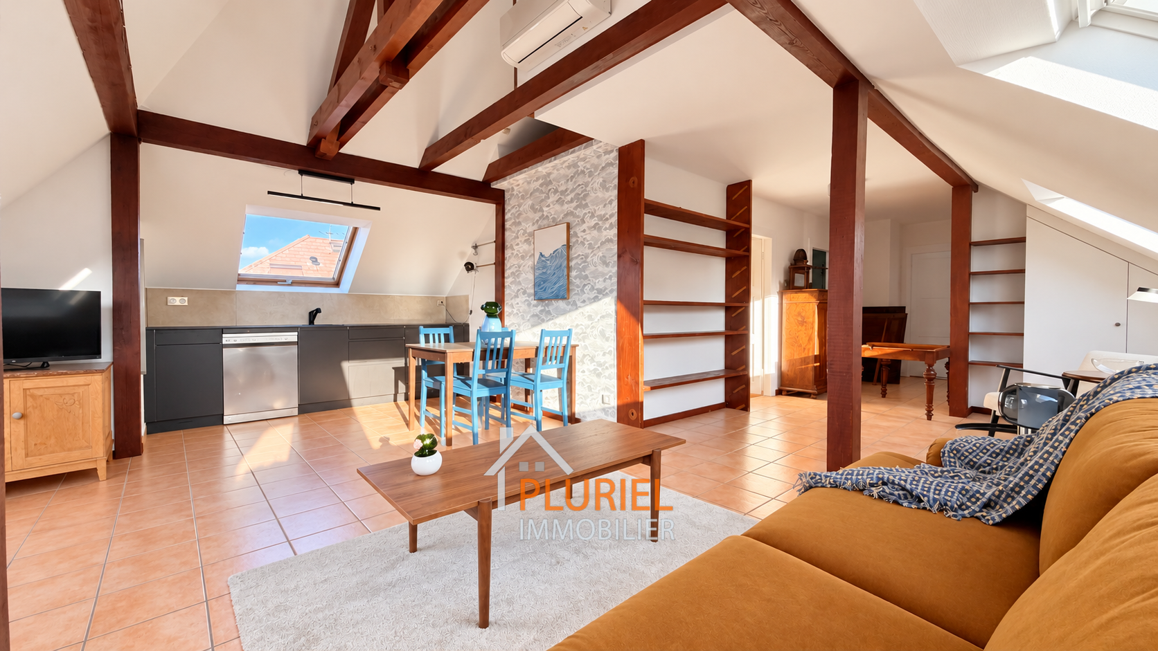 Loft mansardé chaleureux et lumineux
