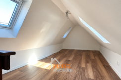 Loft mansardé lumineux et minimaliste