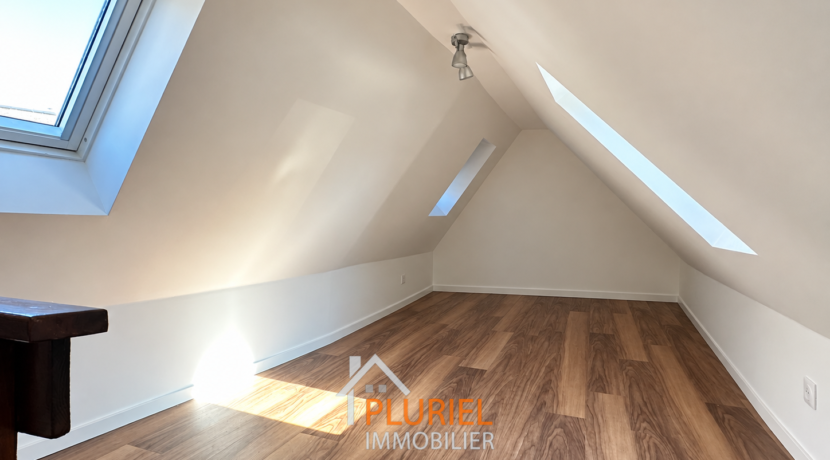 Loft mansardé lumineux et minimaliste