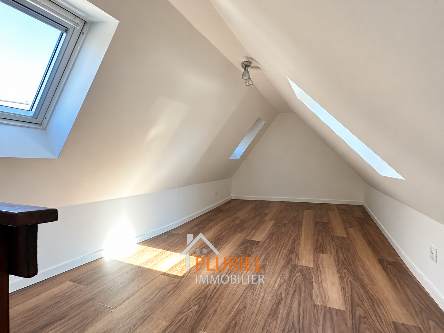 Loft mansardé lumineux et minimaliste