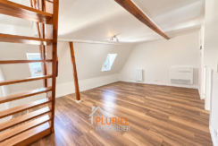 Loft mansardé moderne et épuré