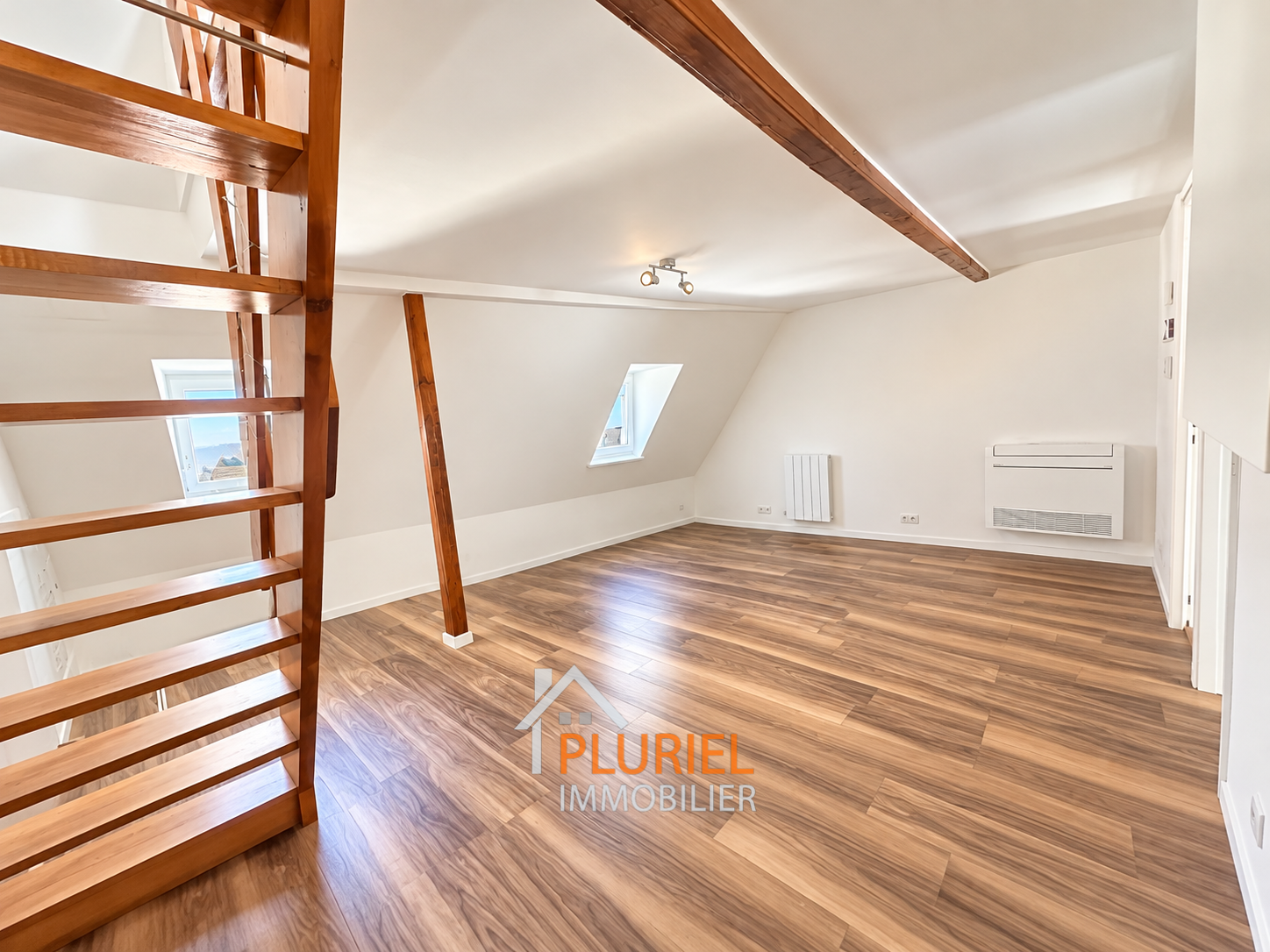 Loft mansardé moderne et épuré