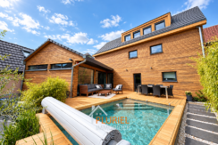 Maison moderne en bois avec piscine
