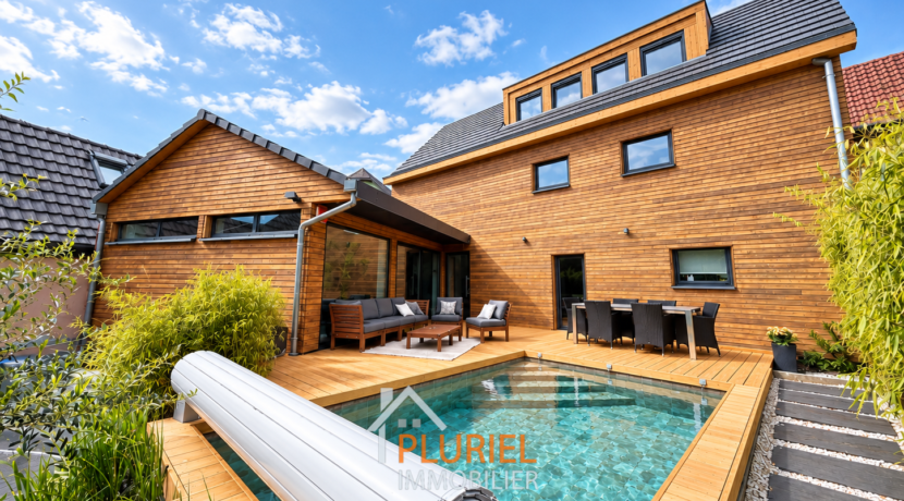 Maison moderne en bois avec piscine