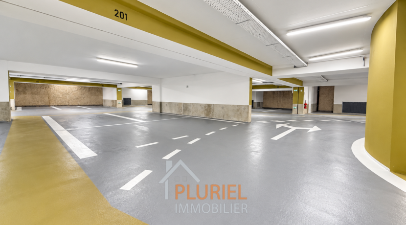 Parking souterrain moderne et lumineux