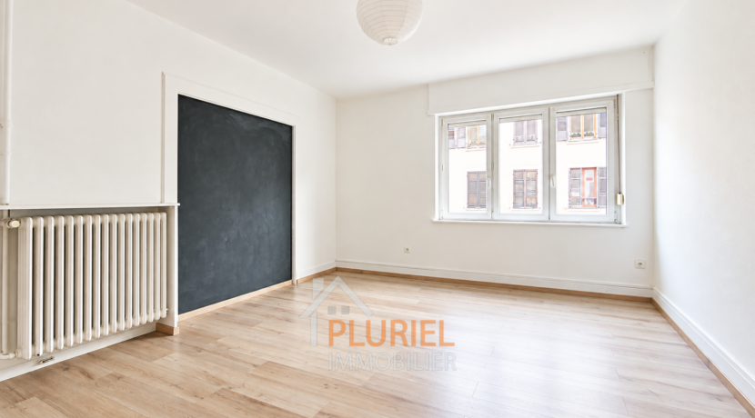 Pièce lumineuse avec fenêtre et tableau noir