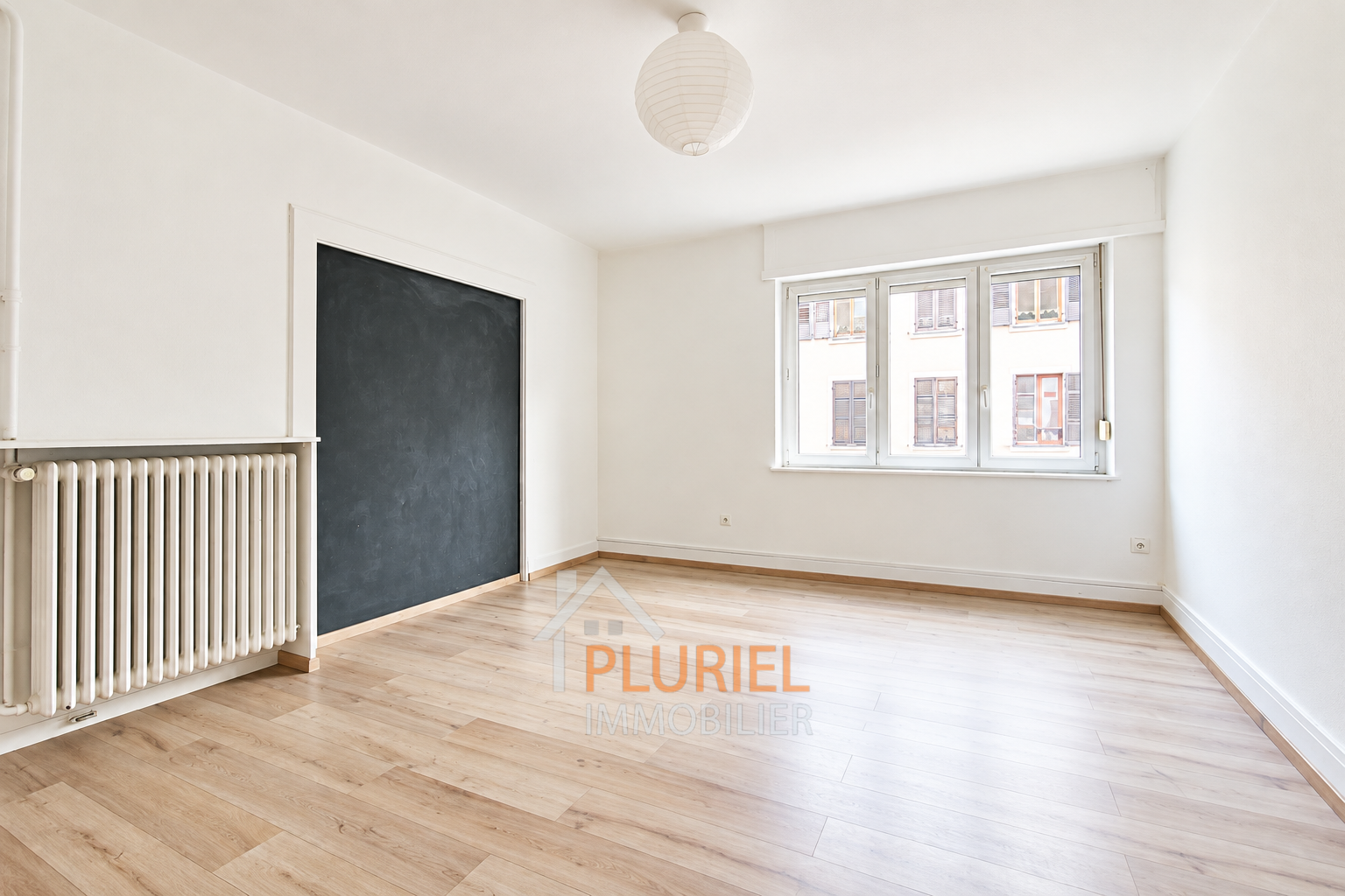Pièce lumineuse avec fenêtre et tableau noir