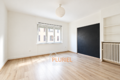 Pièce lumineuse et minimaliste avec fenêtre panoramique