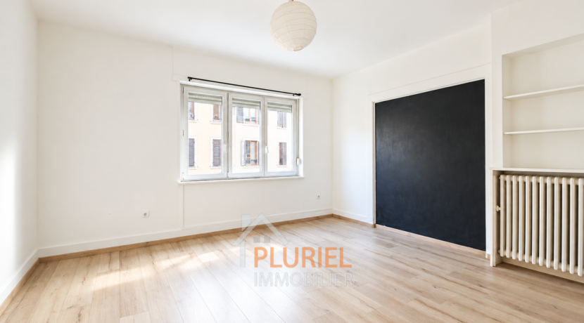 Pièce lumineuse et minimaliste avec fenêtre panoramique