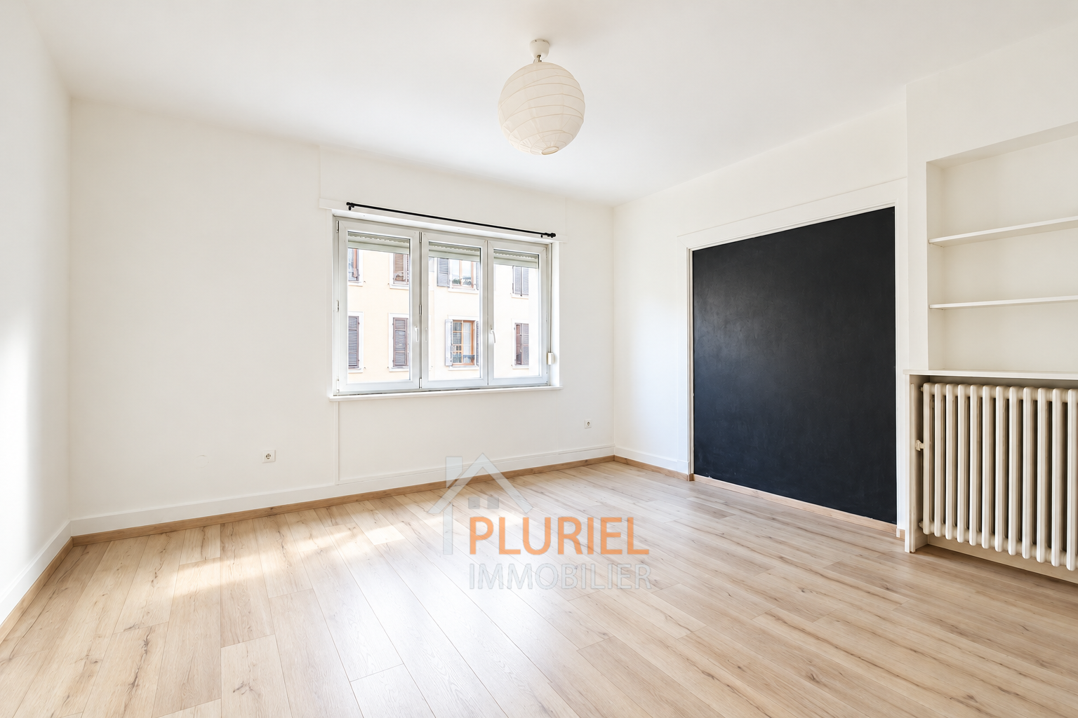 Pièce lumineuse et minimaliste avec fenêtre panoramique