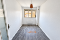 Pièce minimaliste avec fenêtre et suspension terracotta
