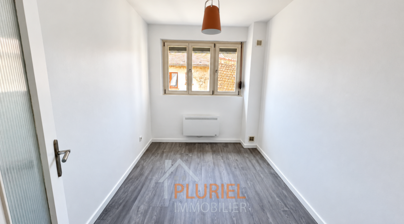 Pièce minimaliste avec fenêtre et suspension terracotta