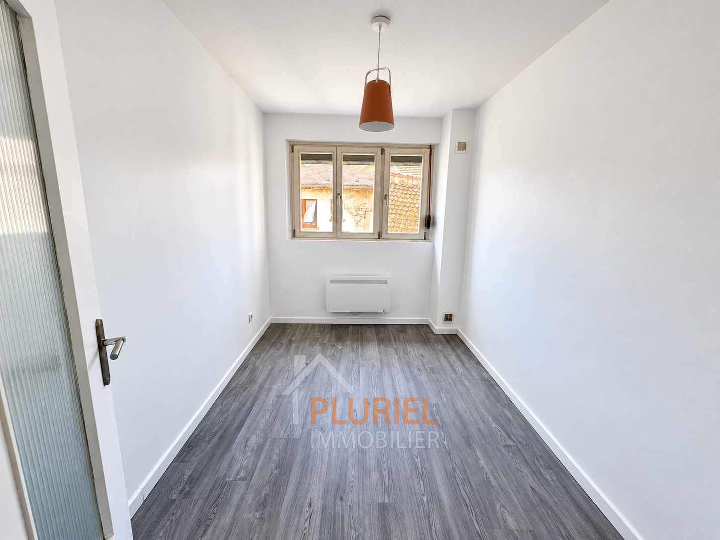Pièce minimaliste avec fenêtre et suspension terracotta